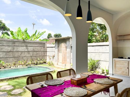 Kolam renang di atau dekat dengan Pradnya Villa by Prasi