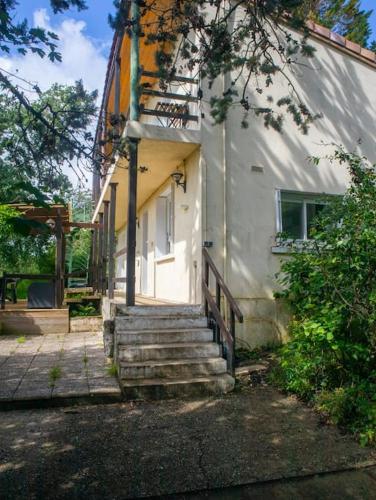 Το κτήριο όπου στεγάζεται  η παραθεριστική κατοικία
