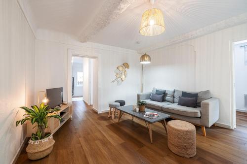 un salon avec un canapé et une table dans l'établissement 2 Bdr Heart of the Old Town, à Nice