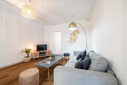 un salon avec un canapé et une table dans l'établissement 2 Bdr Heart of the Old Town, à Nice