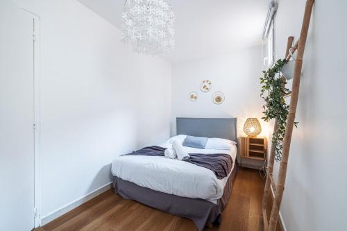 une chambre avec un lit dans une pièce blanche dans l'établissement 2 Bdr Heart of the Old Town, à Nice