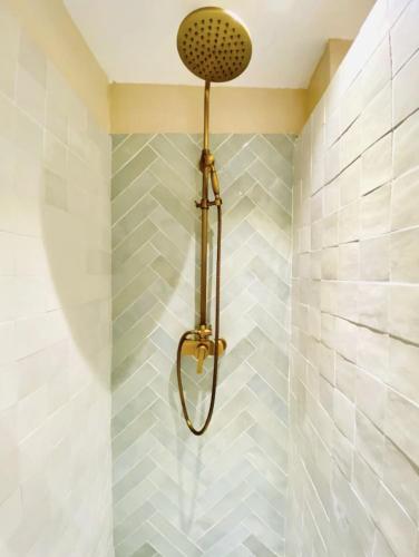 une salle de bain avec un miroir accroché au mur dans l'établissement Studio Terrasse & Parking gratuit en residence, à Nîmes