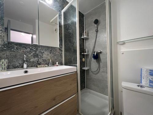 une salle de bain avec une douche, un lavabo et des toilettes dans l'établissement L'Alpaga, à La Salle Les Alpes