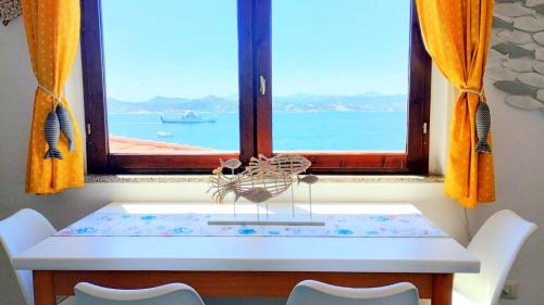stolik z oknem z widokiem na ocean w obiekcie Appartamentino panoramico...con finestra sul mare! w mieście La Maddalena
