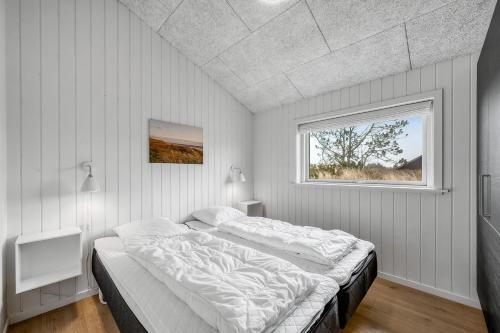 En eller flere senge i et værelse på Bright And Modern Holiday Home - 1026