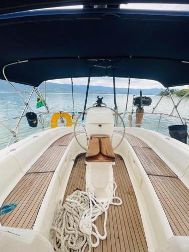 Un barco con una cuerda en la parte delantera. en Sailing Experience in San Blas, en Garrote