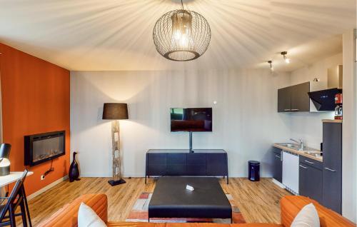 クリンクにあるAmazing Apartment In Klink With Wifiのソファとテーブルのあるリビングルーム