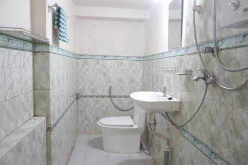 un bagno con un water e un lavandino di Jhigu Homestay Patan a Kathmandu