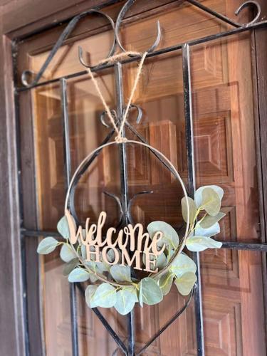 a wreath on a door with a welcome home sign at Casa Andalucía - 3,5 Zimmer Haus unter den Sternen, Vivienda Rural VTARAL01059 in Sorbas