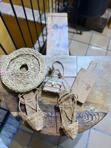 a coil of rope sitting on top of a bench at Casa Andalucía - 3,5 Zimmer Haus unter den Sternen, Vivienda Rural VTARAL01059 in Sorbas