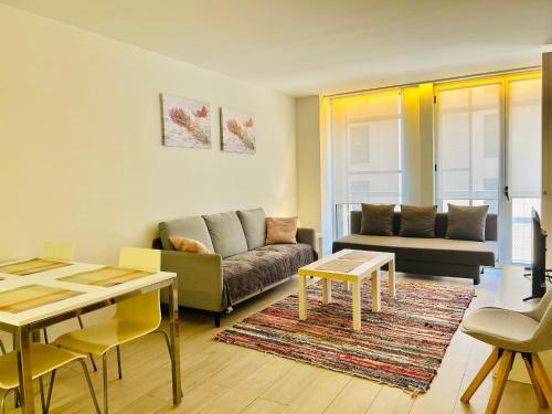 a living room with a couch and a table at Apartamento Rambla Vella in Tarragona