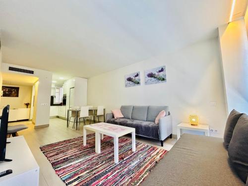 a living room with a couch and a table at Apartamento Rambla Vella in Tarragona