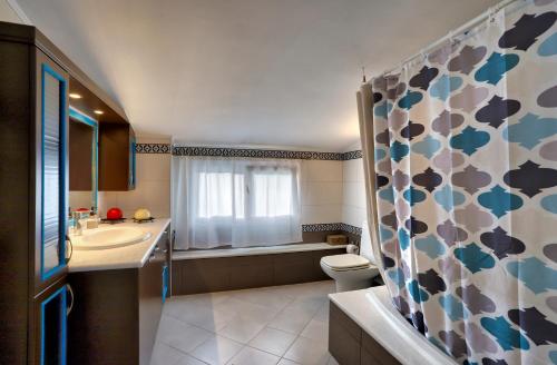 ein Badezimmer mit Toilette, Waschbecken und Dusche in der Unterkunft Costa e Mare Sitia, by Comfortbnb in Sitia