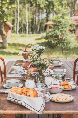 une longue table en bois avec de la nourriture dessus dans l'établissement Maison Montaut, à Onesse-et-Laharie