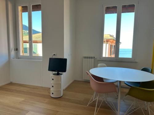 Zimmer mit einem Tisch und einem TV. in der Unterkunft Un meraviglioso spazio a Camogli in Camogli