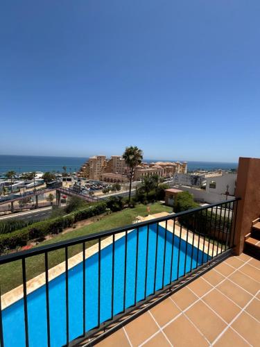 Ático con Vistas al Mar y con Piscina frente a Castillo Sohail