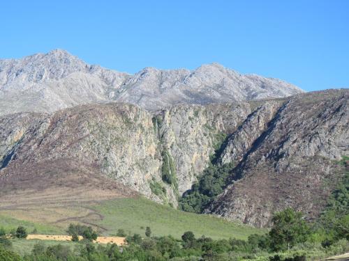 Pemandangan gunung umum atau pemandangan gunung yang diambil dari penginapan di ladang