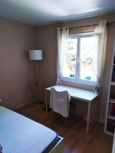 une chambre avec un lit, un bureau et une fenêtre dans l'établissement Villa 8 pers,10min de la mer climatisée, à Argelès-sur-Mer
