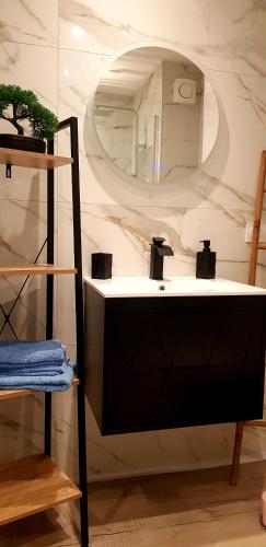 une salle de bain avec un lavabo et un miroir dans l'établissement Casa santa lucia, à San-Nicolao