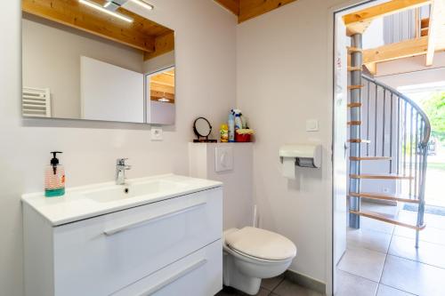 une salle de bain avec un lavabo et des toilettes dans l'établissement Gîte La Clé des Champs, à Saint-Étienne-du-Bois