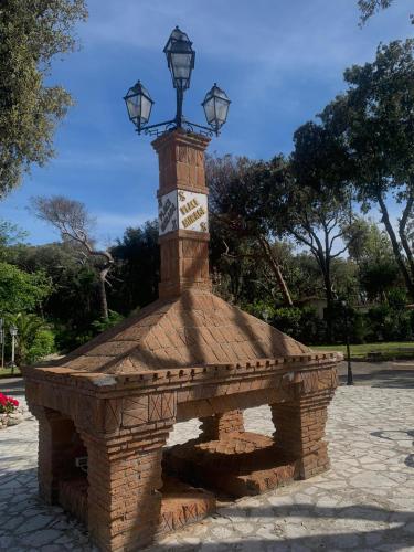 Et lokalt vartegn tæt på resortet