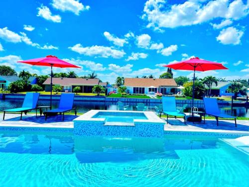 Πισίνα στο ή κοντά στο NEW Stunning Delray Waterfront Oasis - Heated Pool, Spa, Canal, Dock, Huge Patio, Pool Table!