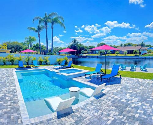 Πισίνα στο ή κοντά στο NEW Stunning Delray Waterfront Oasis - Heated Pool, Spa, Canal, Dock, Huge Patio, Pool Table!