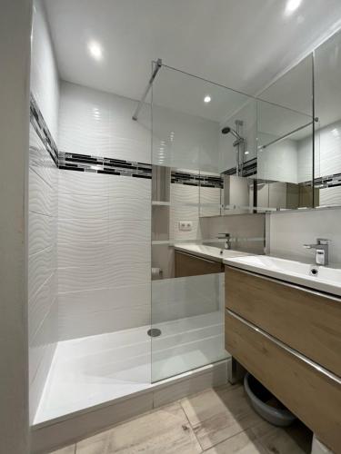 une salle de bain avec une douche, une baignoire et un lavabo dans l'établissement Cœur de Ville Appartement studio pour 5 personnes N125, à La Grande Motte