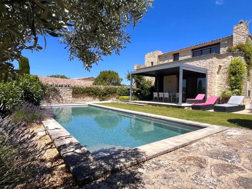 une piscine devant une maison dans l'établissement Le Clos de Yann, à Gordes