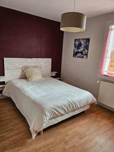 une chambre avec un lit avec un couvre-lit blanc dans l'établissement Maison Poitiers 3 chambres à 15 min Futuroscope, à Poitiers