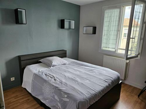 une chambre avec un lit avec des draps blancs et une fenêtre dans l'établissement Maison Poitiers 3 chambres à 15 min Futuroscope, à Poitiers