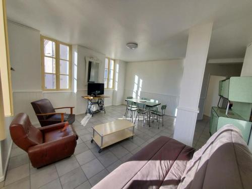 un salon avec un canapé et une table dans l'établissement Chez Anne-Laure, à Villeneuve-sur-Lot