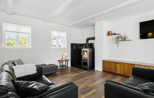 Una televisión o centro de entretenimiento en Cozy Home In Fårevejle With Wifi