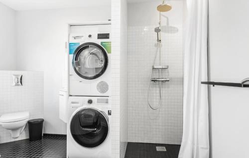 a bathroom with a washing machine and a toilet at Cozy Home In Fårevejle With Wifi in Fårevejle