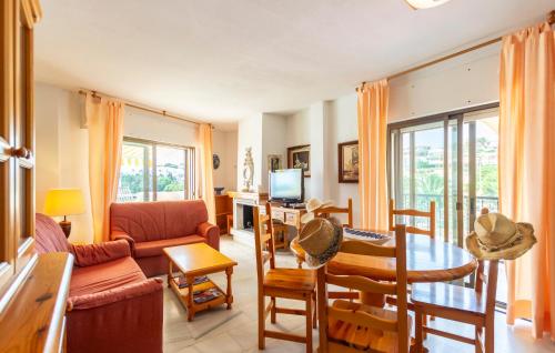 Μια τηλεόραση ή/και κέντρο ψυχαγωγίας στο Beach Front Apartment In Mijas Costa