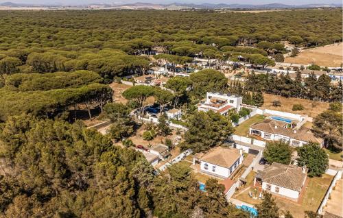 eine Luftansicht eines Herrenhauses mit Bäumen in der Unterkunft Nice Home In Chiclana De La Fronter in Chiclana de la Frontera