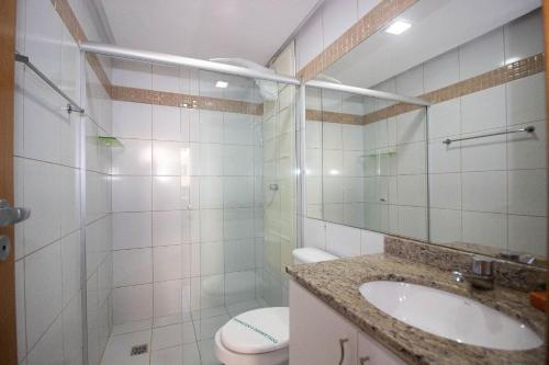 a bathroom with a sink and a toilet and a shower at OZPED Flats Particulares Edifício Life Resort in Brasilia