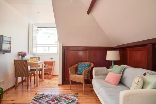 Central, Comfy and Light-filled Apt, By TimeCooler