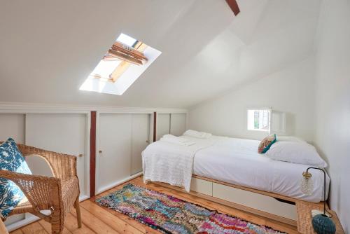 Central, Comfy and Light-filled Apt, By TimeCooler