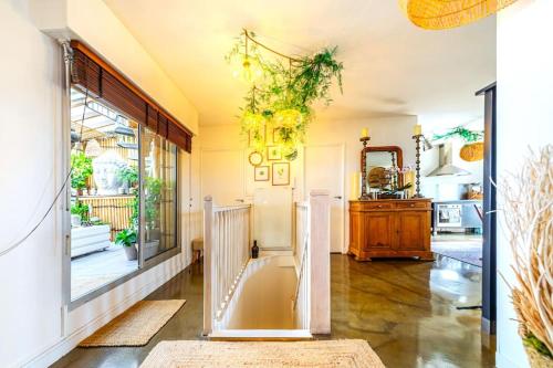 un grand salon avec une grande fenêtre dans l'établissement Superbe duplex Paris-rooftop vue panoramique, à Paris