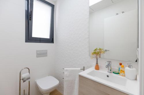 a white bathroom with a toilet and a sink at Luxurious & Comfy by Fidalsa in El Campello