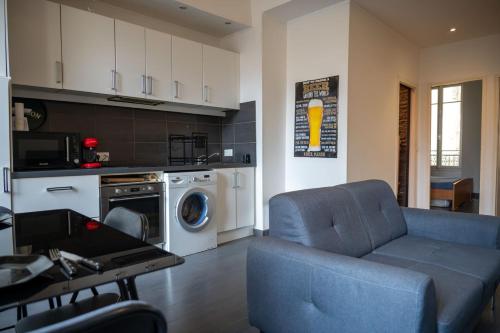 un salon avec un canapé et une machine à laver dans l'établissement GuestReady - Tranquil City Haven in the Heart Nice, à Nice