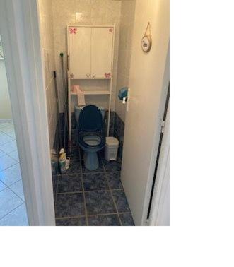 Elle comprend une petite salle de bains pourvue de toilettes bleues. dans l'établissement Le cigalou, à Les Taillades