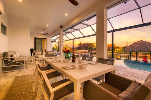 Kolam renang di atau dekat dengan VILLA FOURTASTIC VIEW - 4 BEDS - 4,5 BATHS - 8 GUESTS - GULF ACCESS & POOL/SPA - BOAT