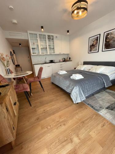 Postel nebo postele na pokoji v ubytování Apartament Różowa Fala - Pinea Pobierowo