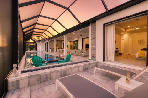 Gambar di galeri bagi VILLA FOURTASTIC VIEW - 4 BEDS - 4,5 BATHS - 8 GUESTS - GULF ACCESS & POOL/SPA - BOAT di Cape Coral