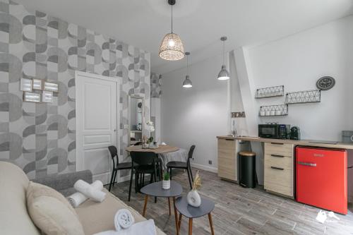 un salon et une cuisine avec un canapé et une table dans l'établissement MBA-Splendide Appart Wattignies, à Paris