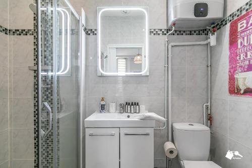 une salle de bain avec toilettes, lavabo et douche dans l'établissement MBA-Splendide Appart Wattignies, à Paris