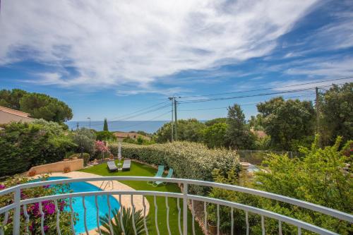 d'un balcon avec vue sur le jardin et la piscine. dans l'établissement La Belle Provence, à Roquebrune-sur Argens