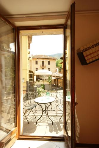 a glass door leading to a patio with a table at Peter Schubert in Baveno